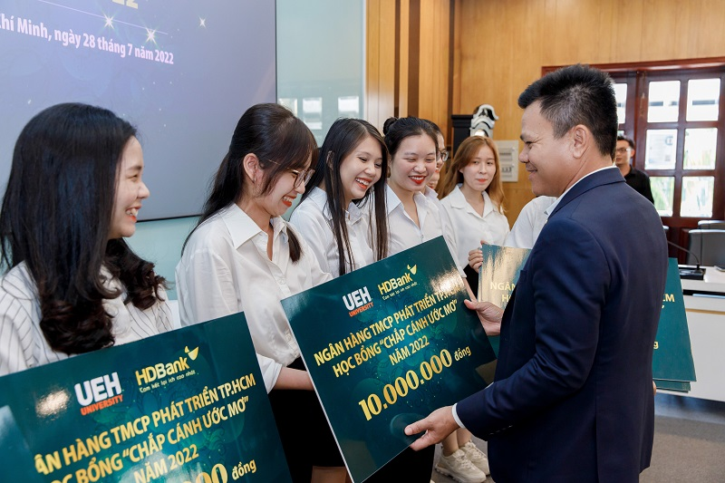 Tìm hiểu chính sách miễn giảm học phí và hỗ trợ tài chính