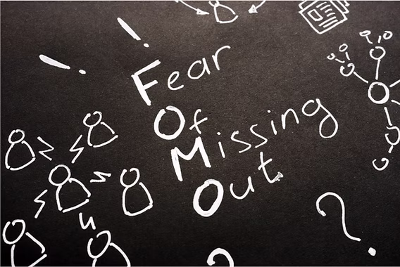 FOMO ở tuổi 20 là gì và biểu hiện như thế nào?