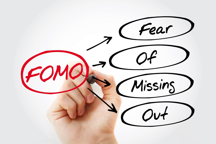 FOMO ở tuổi 20: Vì sao bạn luôn sợ bị bỏ lại phía sau?