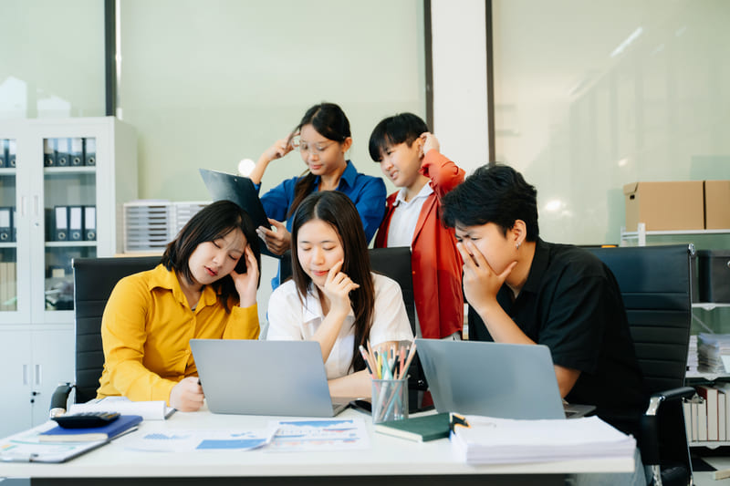 Nhân viên trực tổng đài và chăm sóc khách hàng